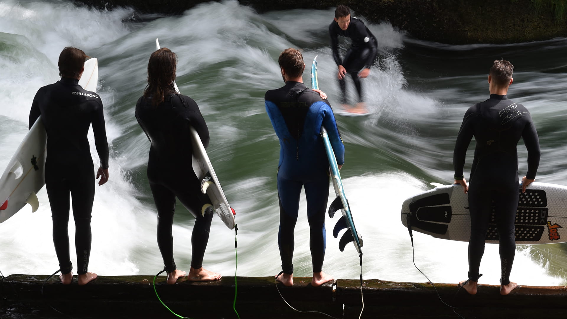 ألمانيا تعيد فتح "آيسباخ" لركوب الأمواج في ميونيخ 