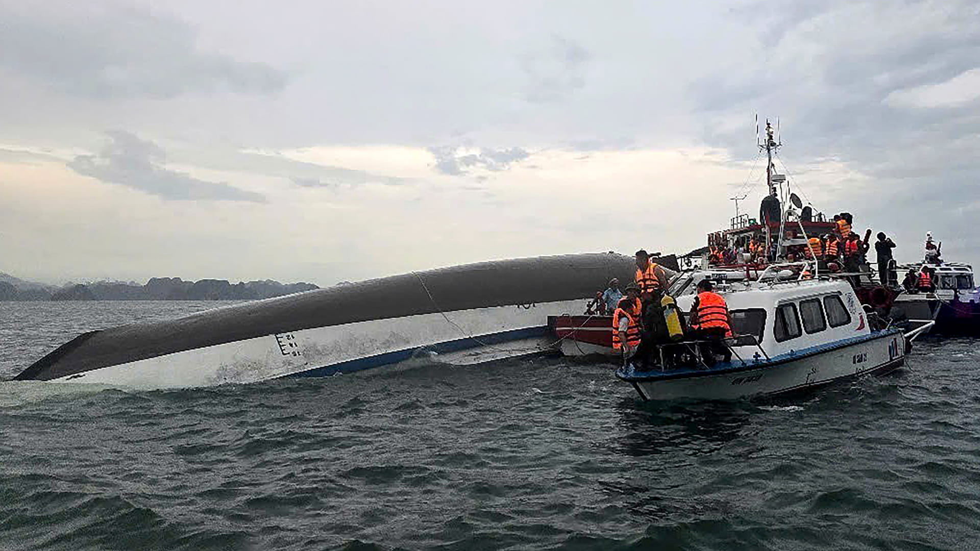 28 dead after tourist boat capsizes in Vietnam's Ha Long Bay 