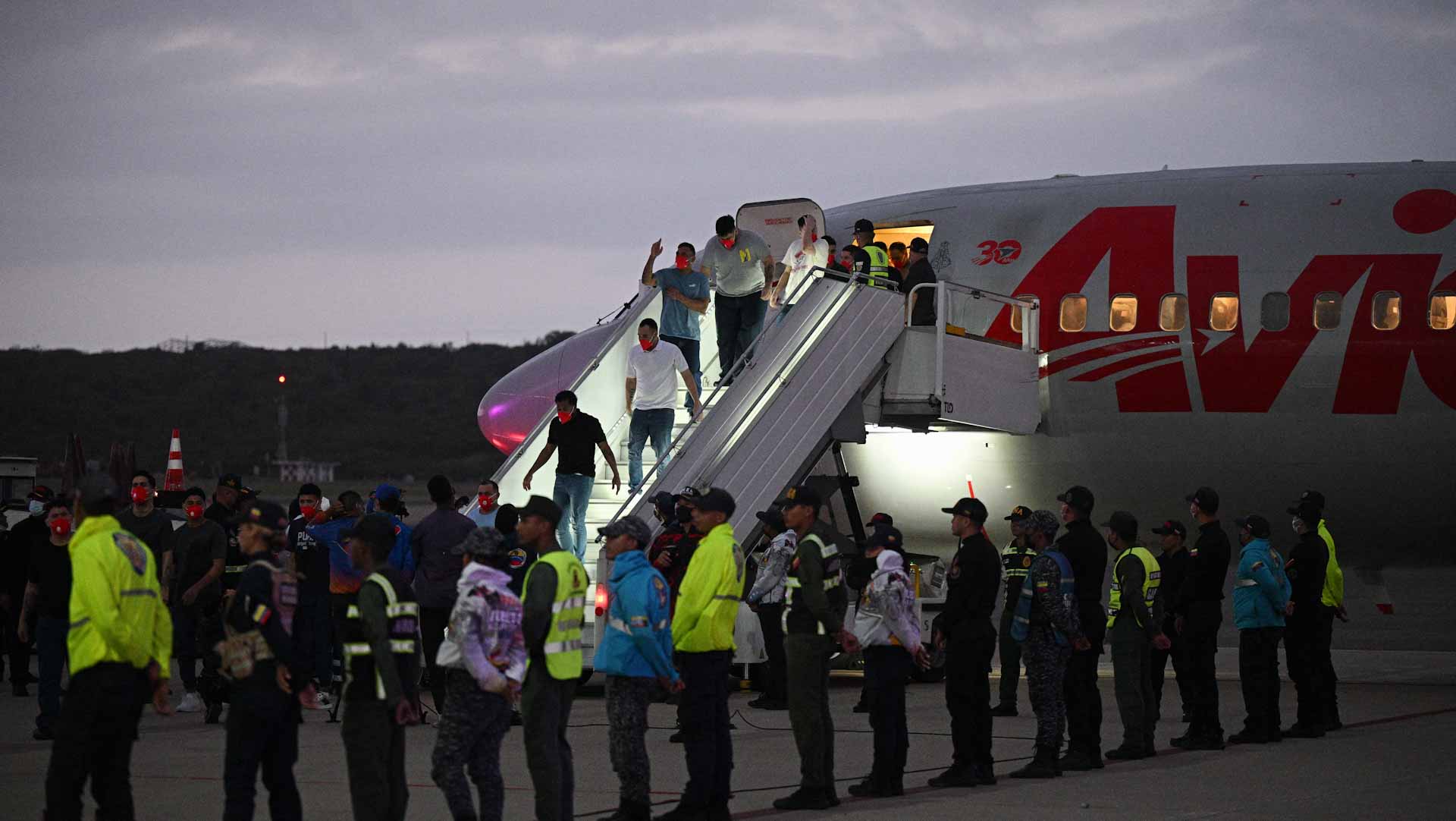 السلفادور تعيد مهاجرين فنزويليين مبعدين من أميركا إلى بلادهم