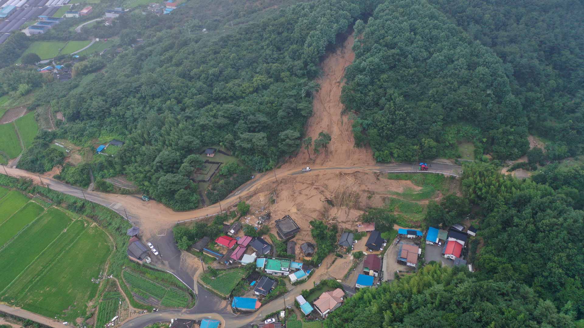 انزلاق للتربة في كوريا الجنوبية يدفن شخصاً واحداً مع فقدان 3