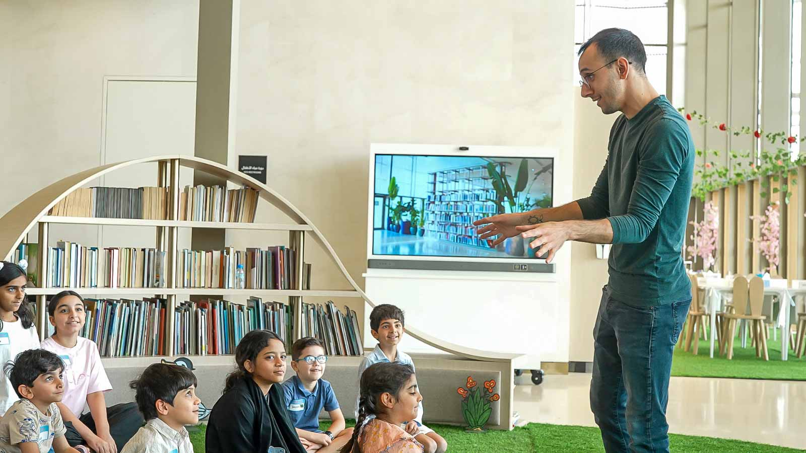 "الإماراتي لكتب اليافعين" ينظم أنشطة ملهمة تجمع بين القصص والمهارات 