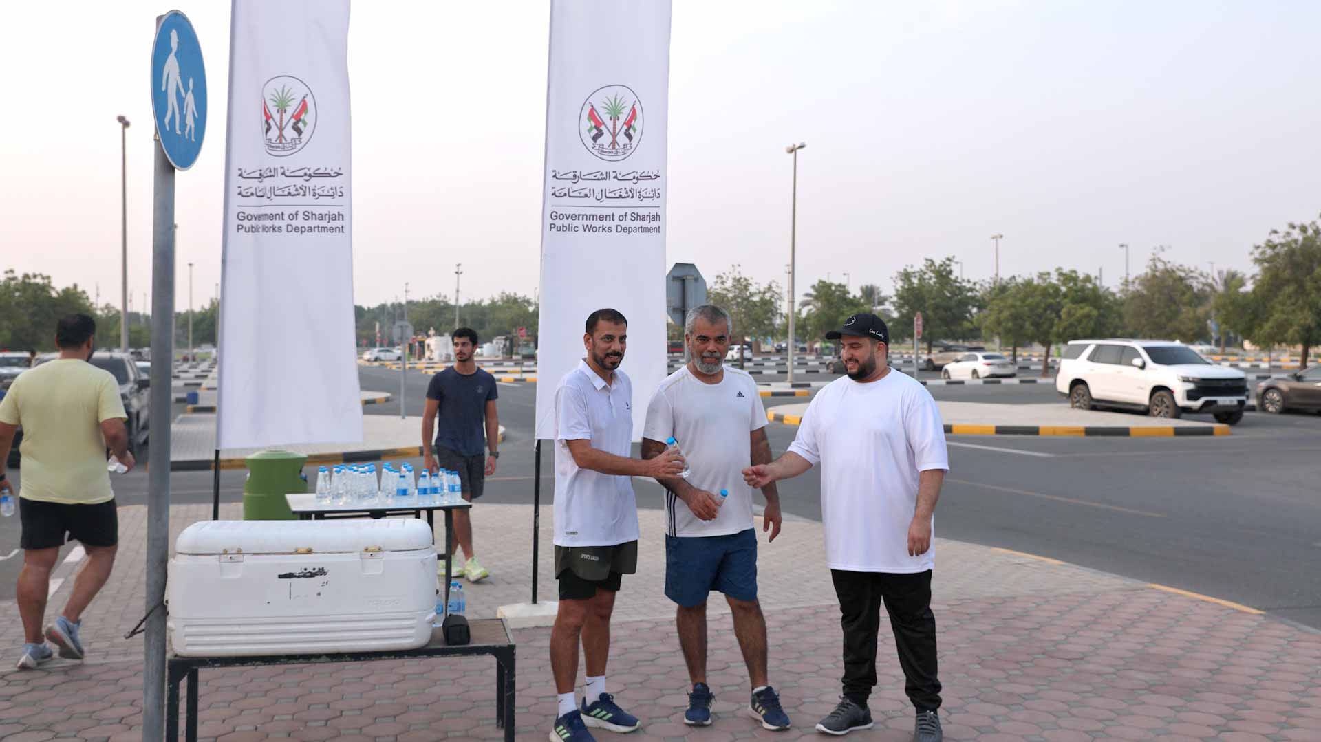  أشغال الشارقة تنظم مبادرة "صيّف معنا" بتوزيع مياه باردة على مسارات الجري  