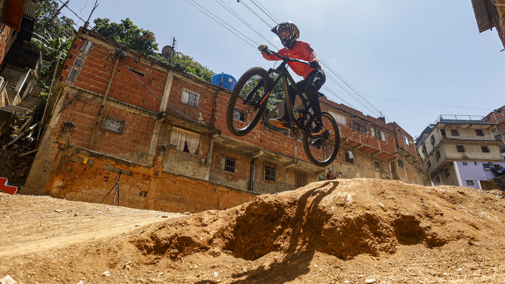 أزقة كراكاس تتحول لمسارات سباق في مبادرة شبابية ملهمة 