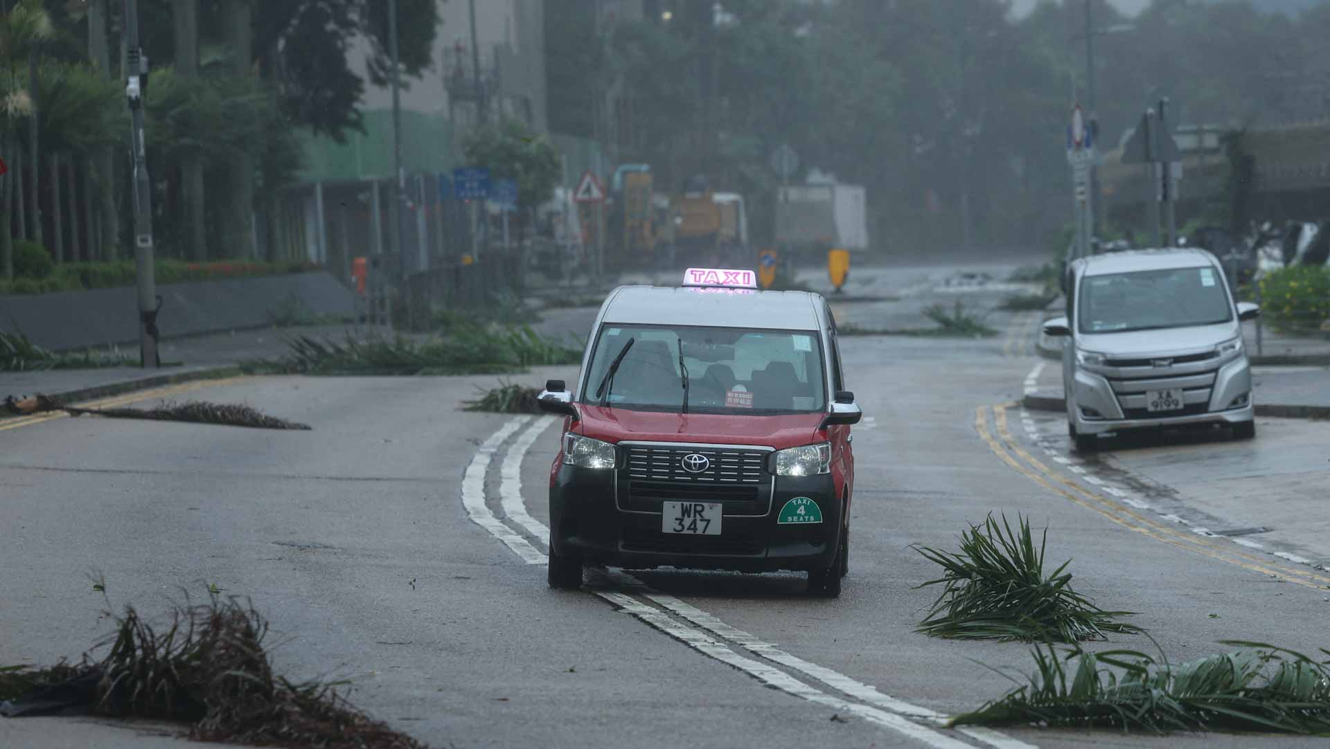 الإعصار ويبا يضرب منطقة هونغ كونغ الإدارية ويشل حركتها بإلغاء 200 رحلة 