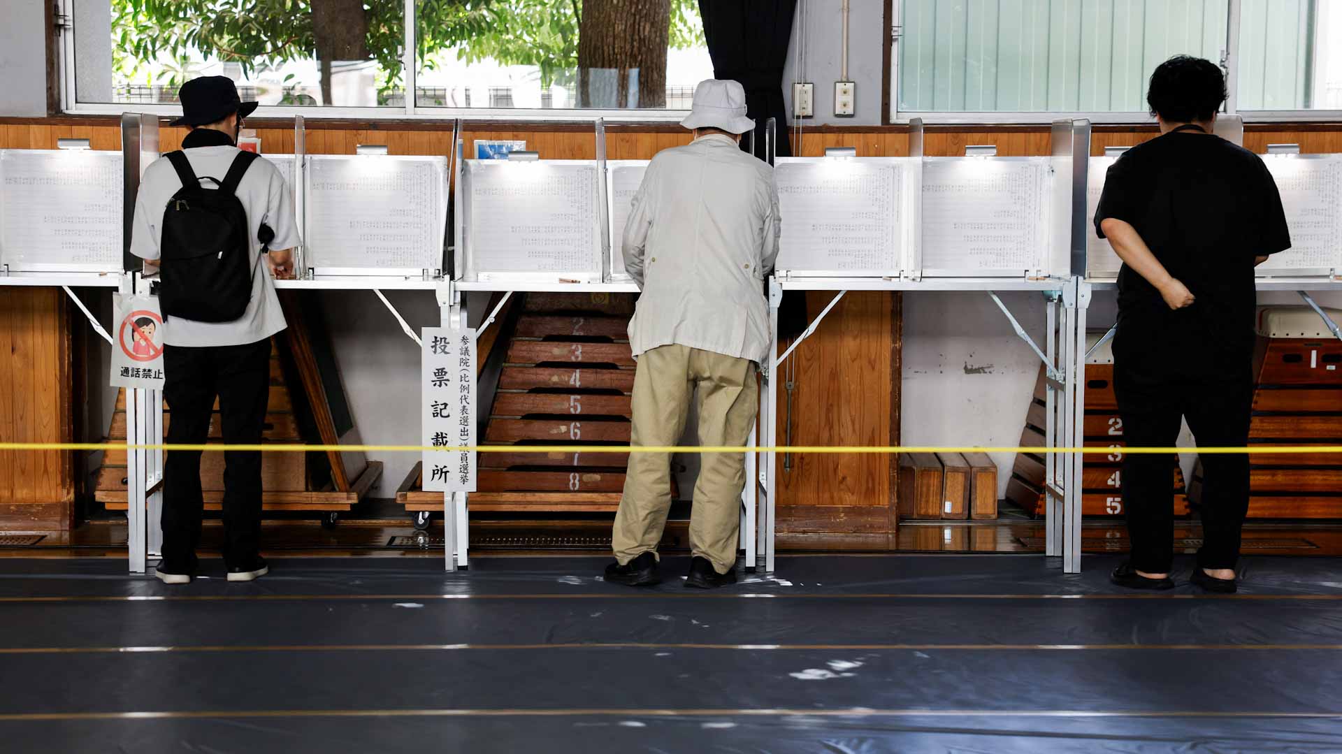 اليابانيون ينتخبون نصف أعضاء مجلس المستشارين في اختبار لرئيس الوزراء 