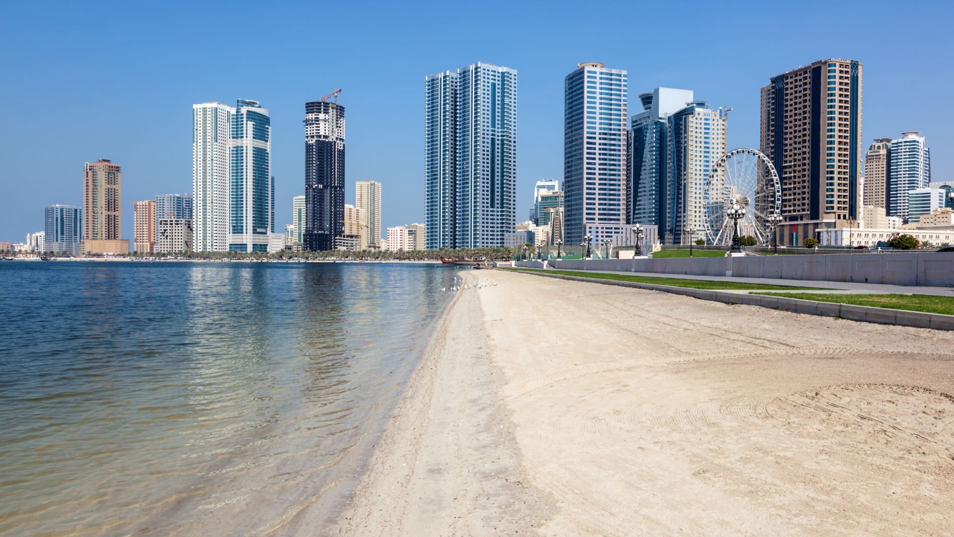 الشواطئ النظيفة في الشارقة ملاذ آمن للاستجمام 