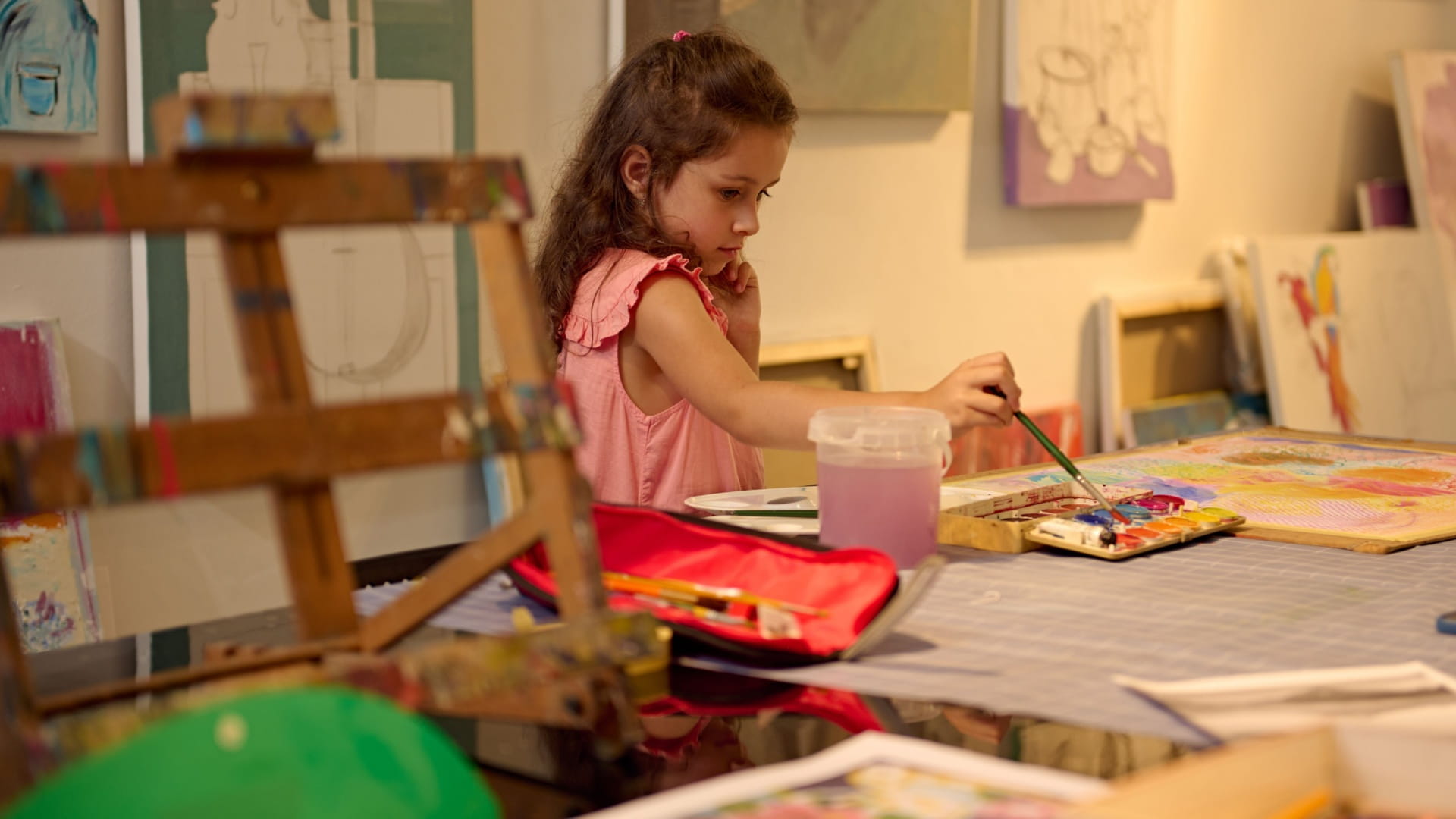 مبادرات الشارقة الفنية تُلهِم الأطفال وتُطوّر قدراتهم 