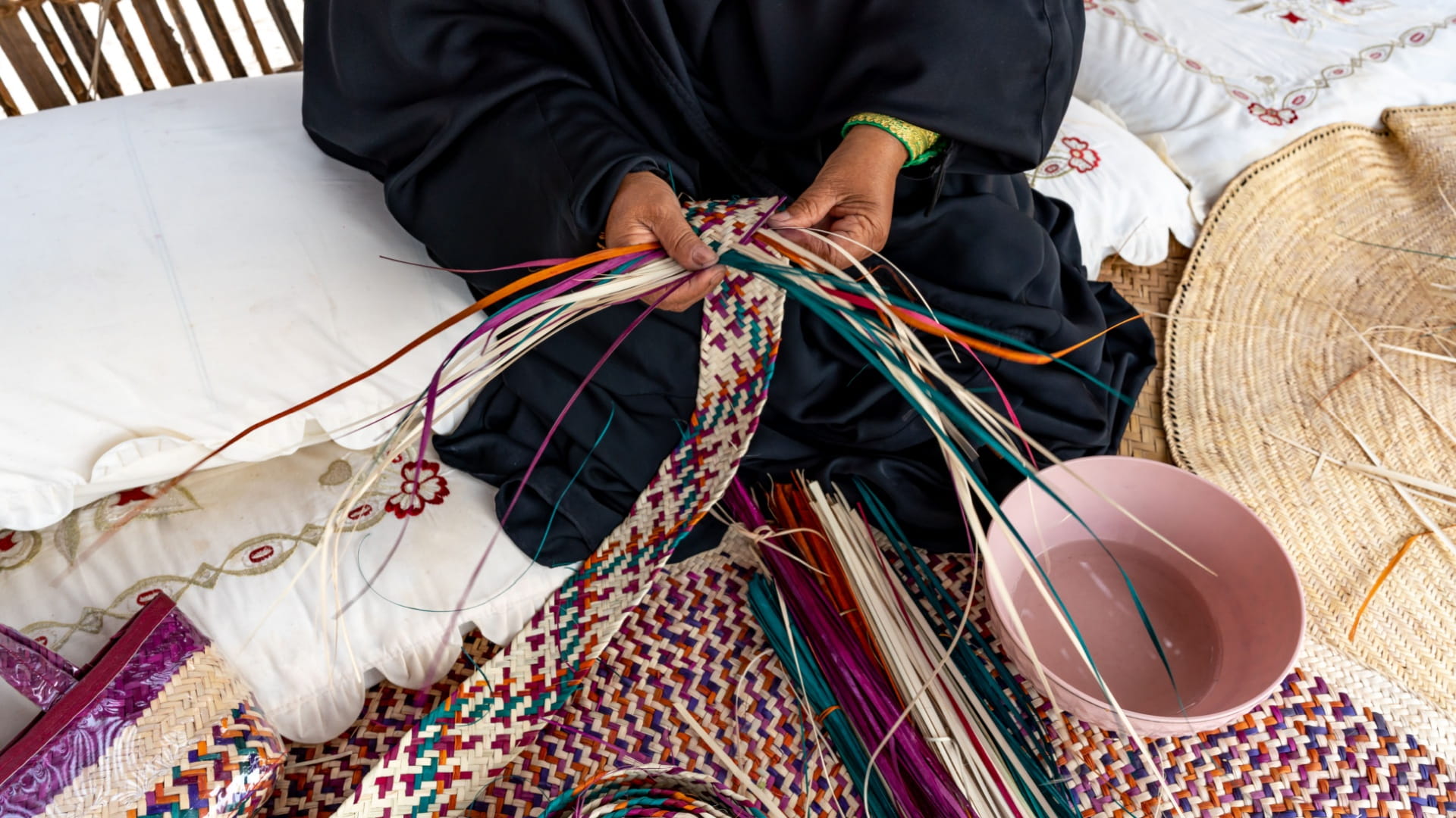 الحرف التقليدية تزهو من جديد في الشارقة 