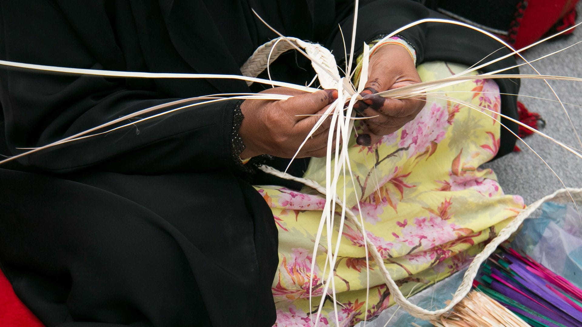 يعود فنّ الخوص في إمارة الشارقة إلى سنواتٍ طويلةٍ مضت، فيه يجمع سعف النخيل وينظف ويجفف قبل صبغه وتلوينه ثمّ تجديله ضفيرةً للخروج بمنتجات إبداعية تُستخدم في المنازل كالأواني والفرش، وتسعى الإمارة إلى تحدّي العوائق التي يواجهها هذا النوع من الفنّ بتنفيذ الفعاليات التي تُذكّر الناس به وتحفظه وتُشجّع أفراد المجتمع على امتهانه. 