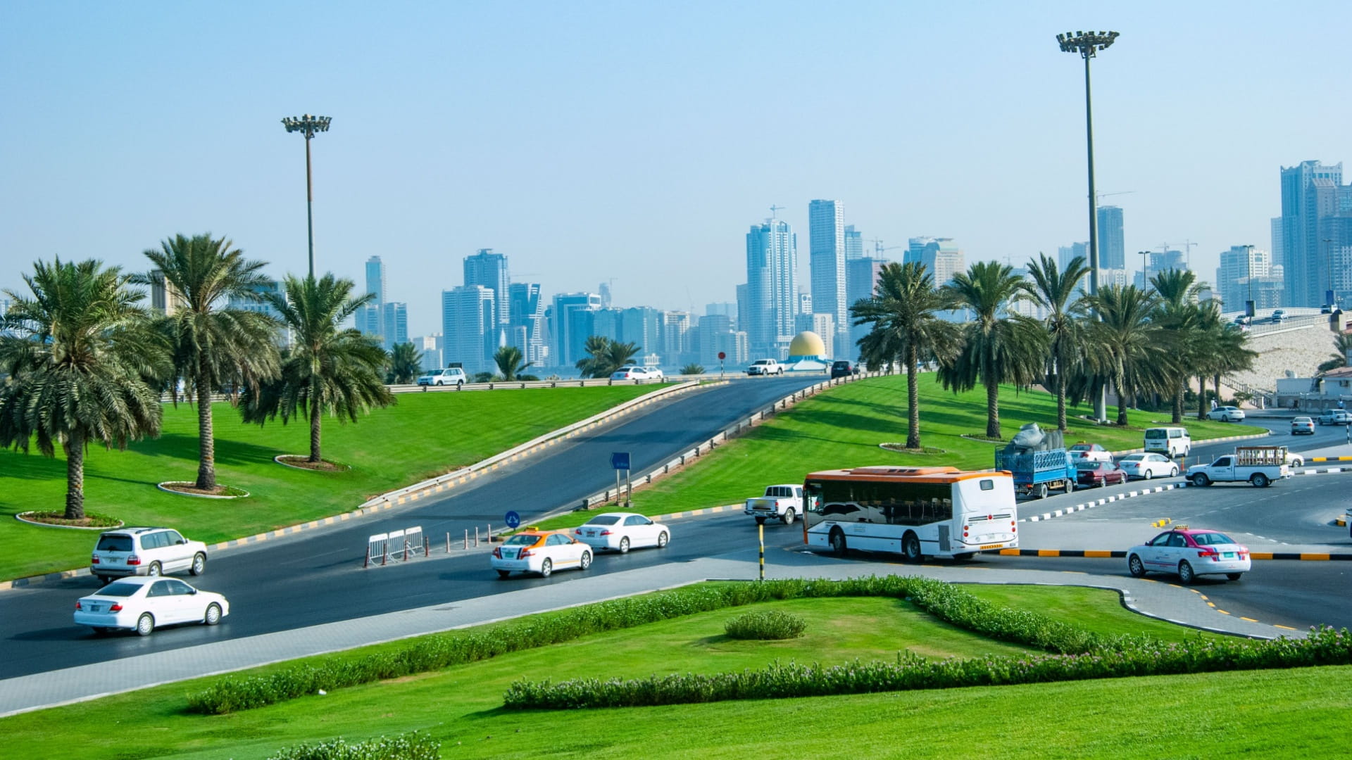 الشارقة تُقدّم تجربة تنقّل متطورة وآمنة عبر هيئتها للطرق والمواصلات 