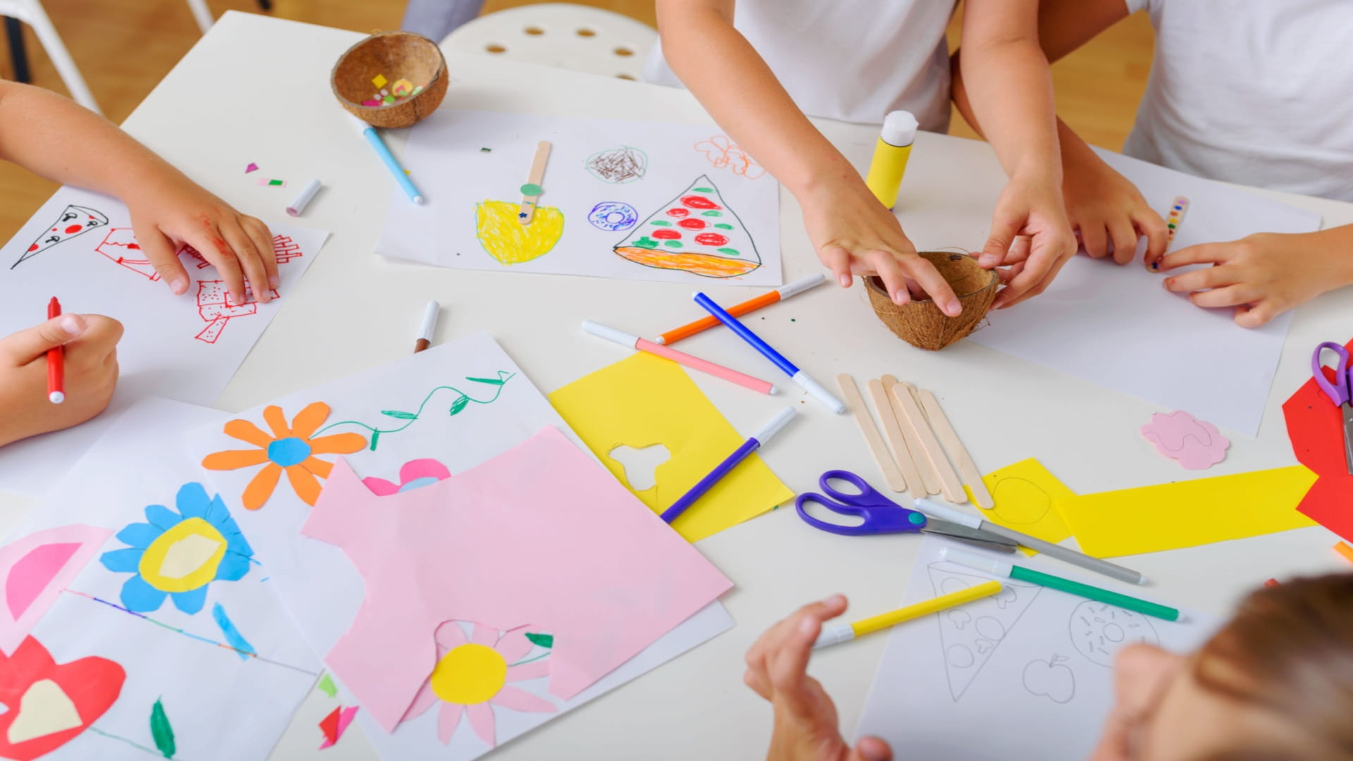 معرض الشارقة للكتاب يُسحر الأطفال بأنشطته 