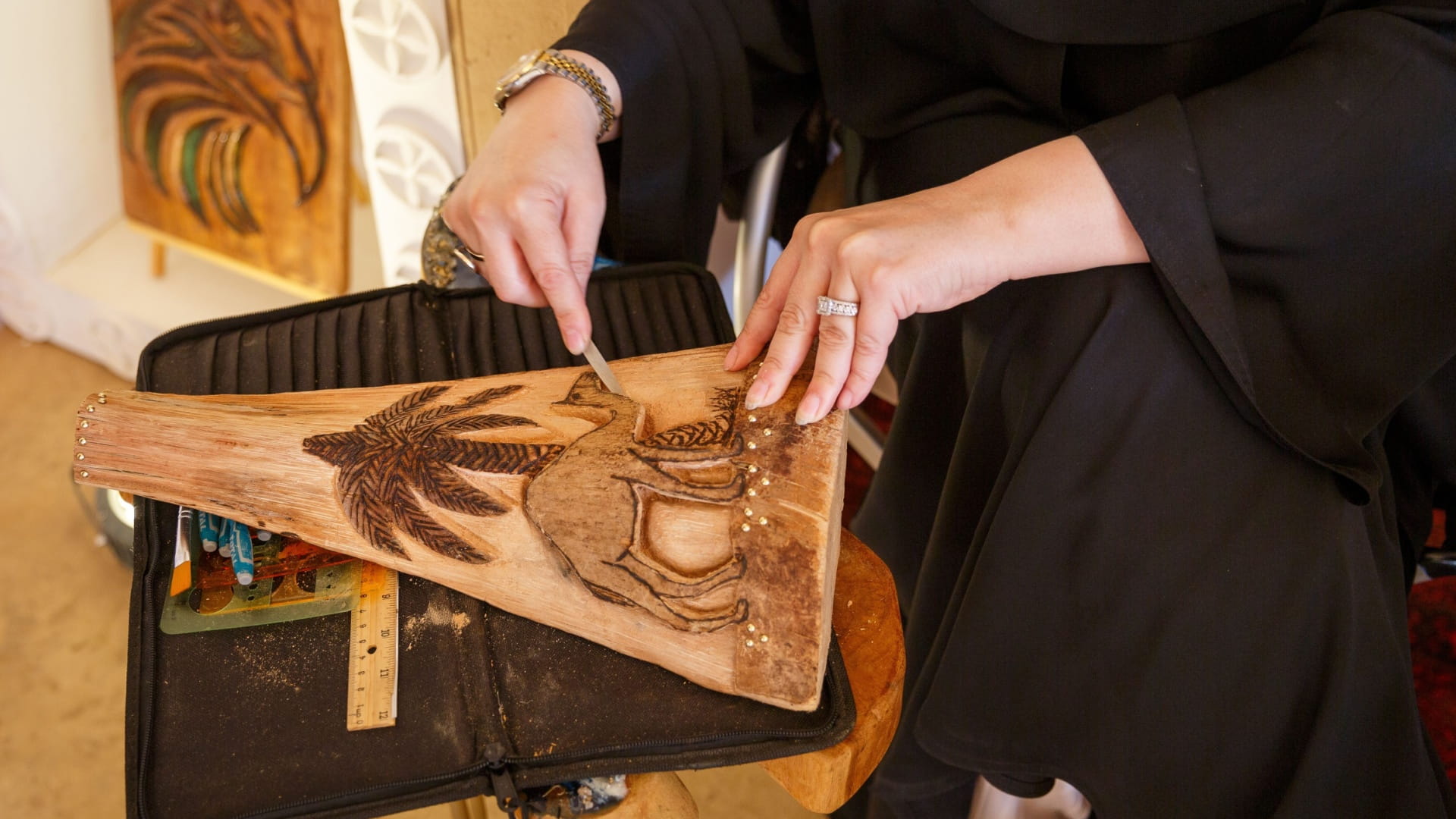 الشارقة تفتح الأبواب لإبداع المرأة ومواهبها الفنية 