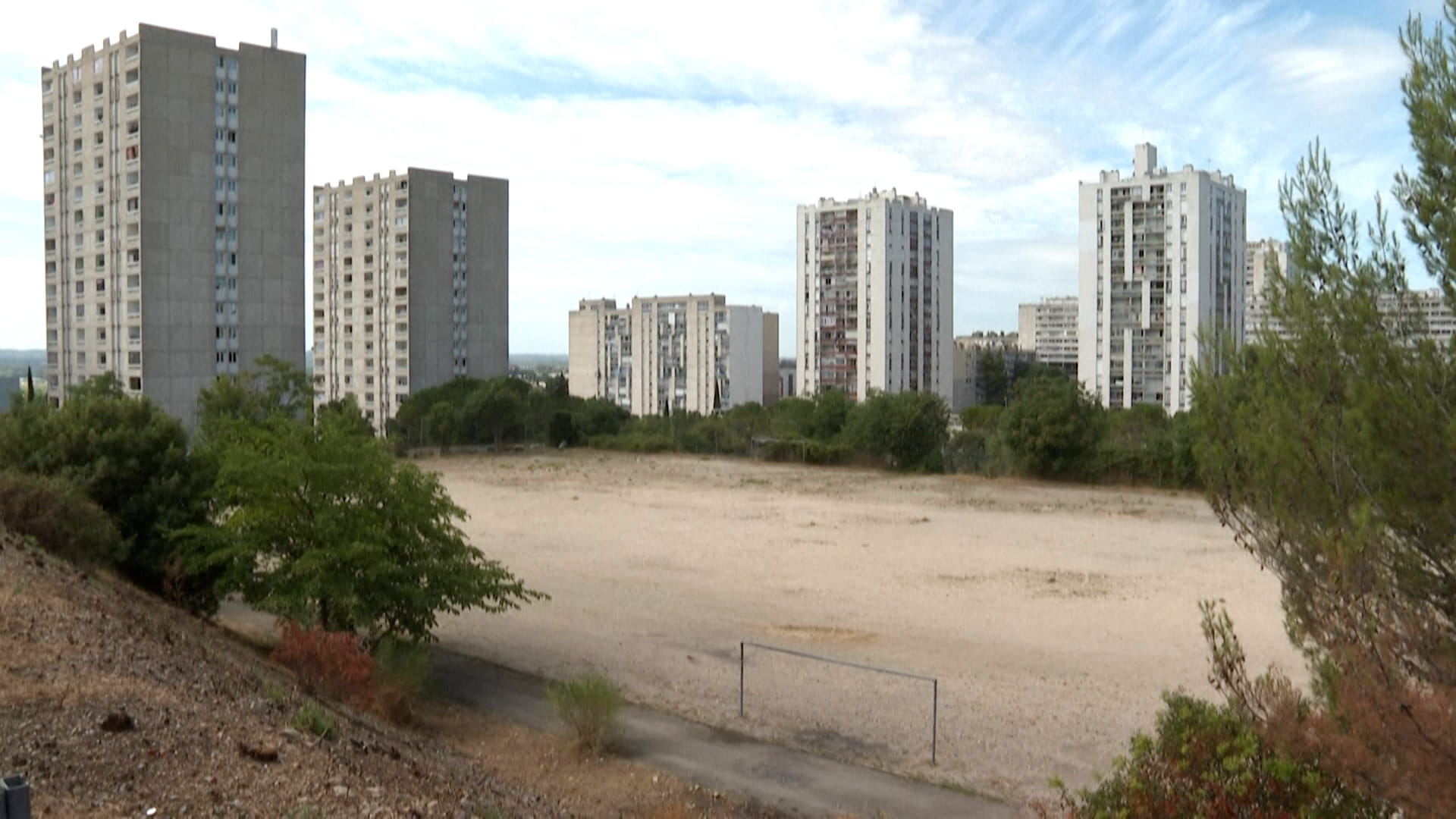 مدينة نيم الفرنسية تفرض حظر تجول لمن هم دون 16 عاماً 