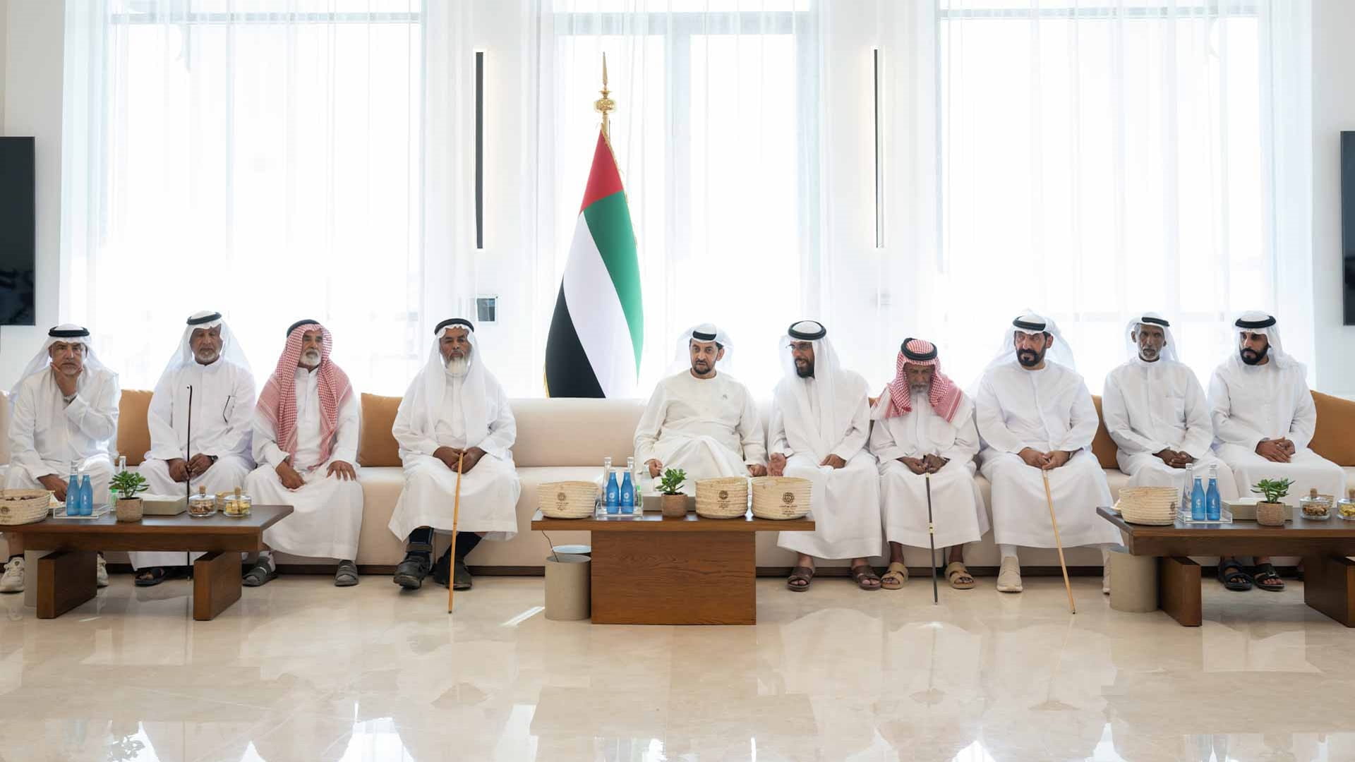 حمدان بن زايد يزور مجلس أم الأشطان ويلتقي عدداً من أهالي المنطقة 