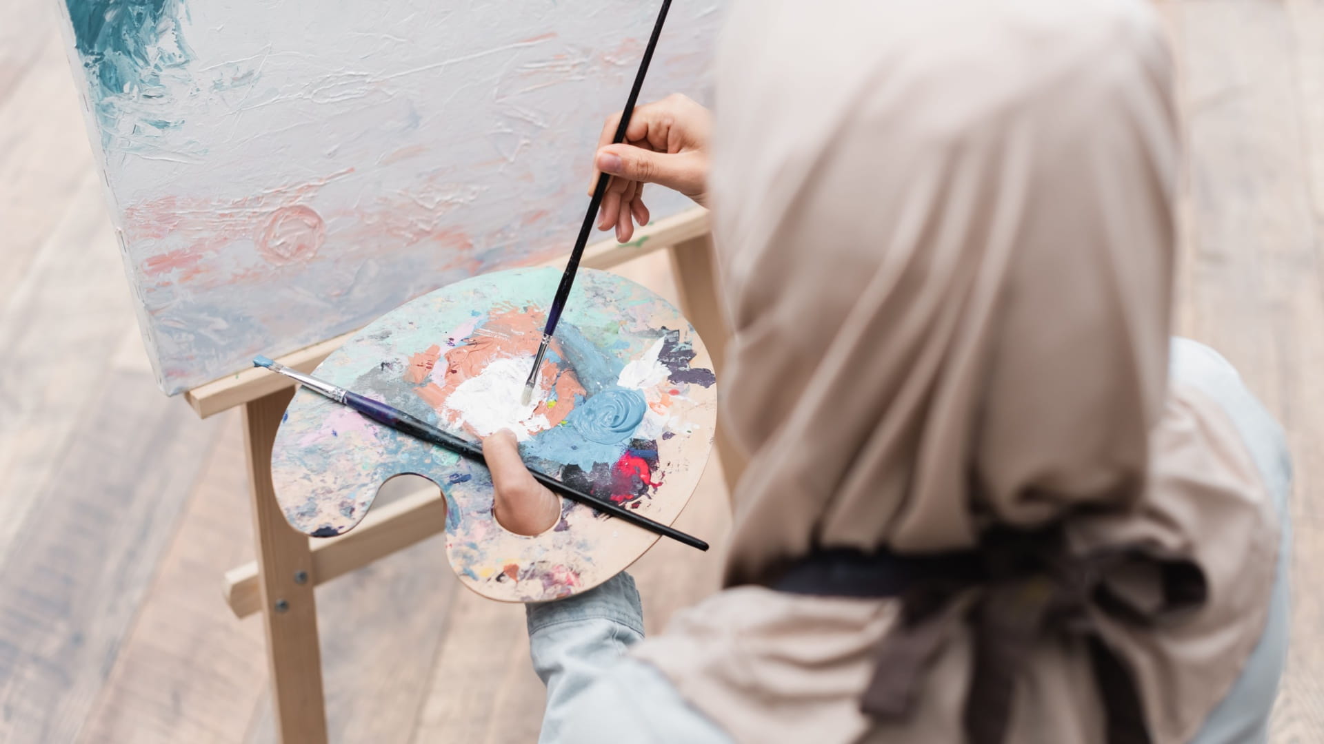 الشارقة تدعم المواهب الفنية وتحتضن المبدعين 