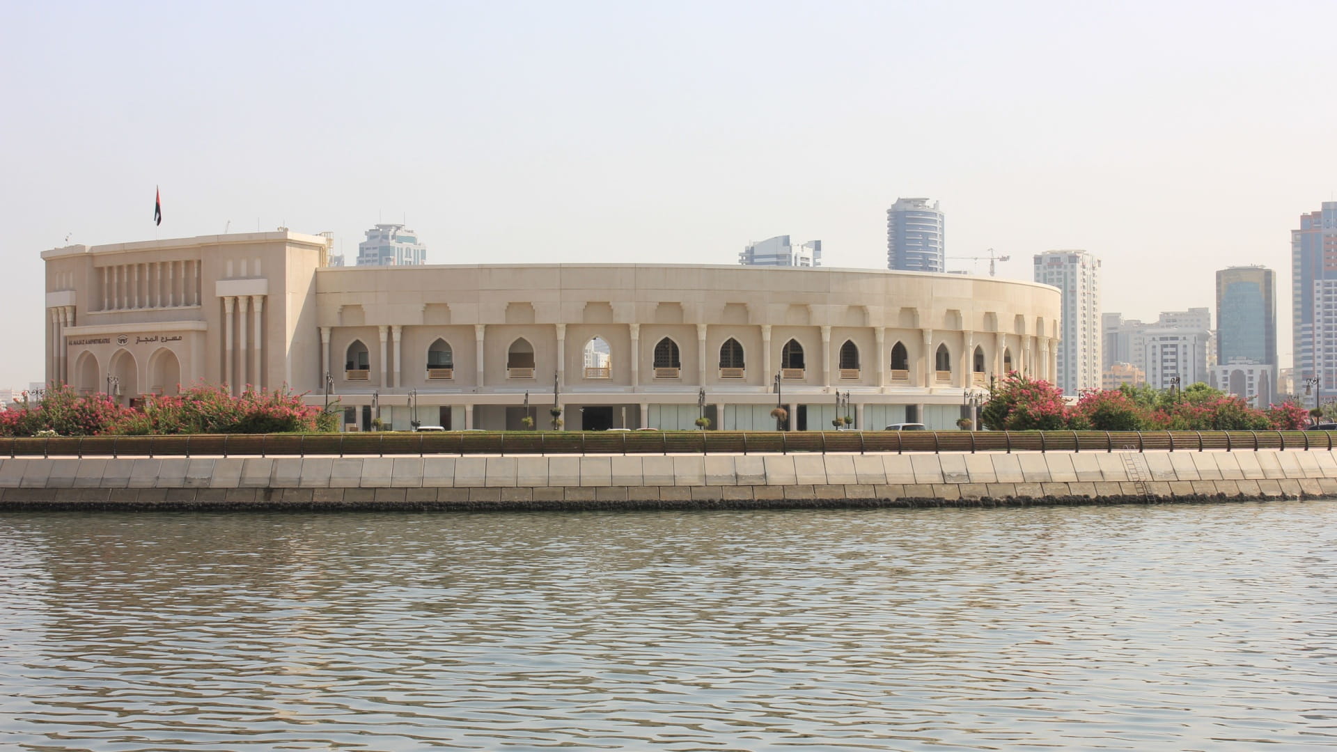 مسارح الشارقة تفتح أبوابها للإبداع الفني والثقافي 