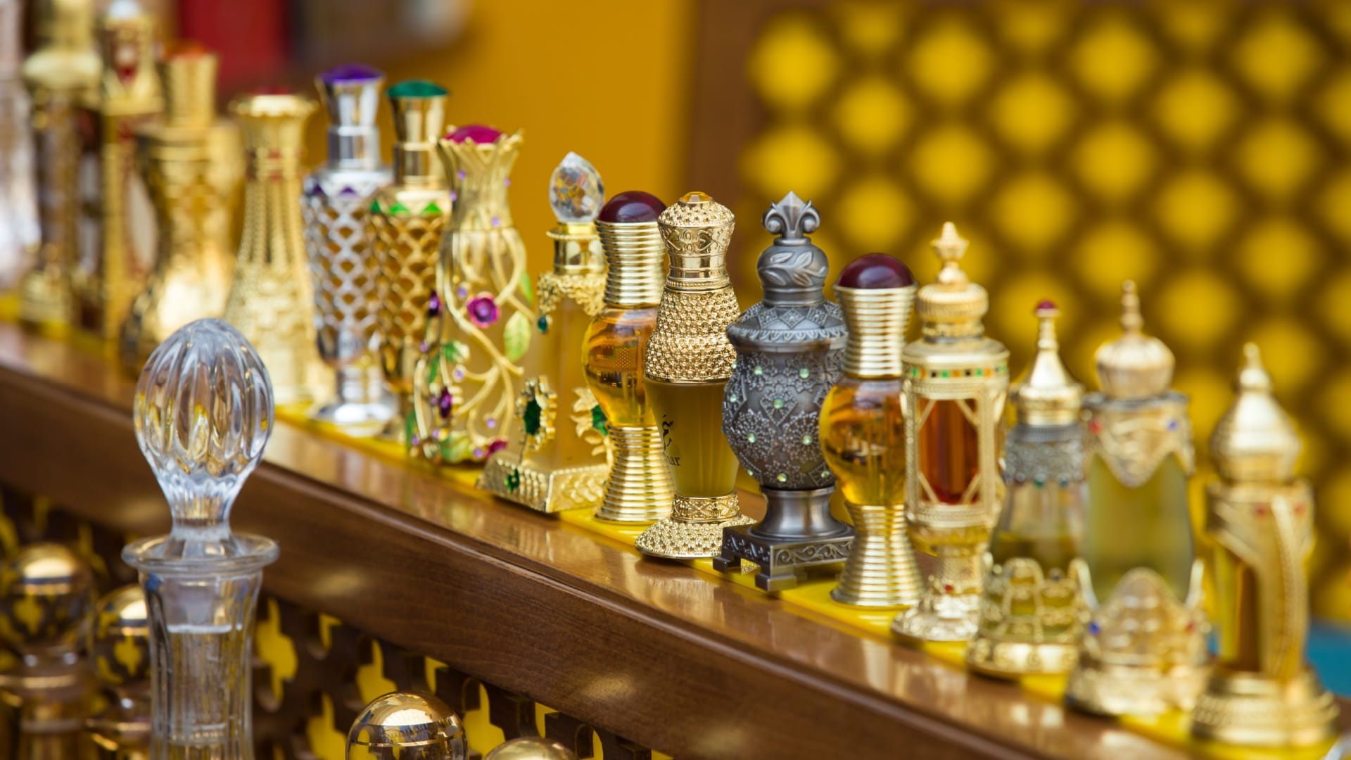 الشارقة تحافظ على حرفة صناعة العطور والدخون ككنز ثقافي 