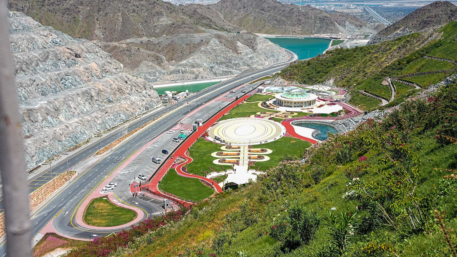 الحدائق المعلقة تحفةٌ خضراء تزين الشارقة 