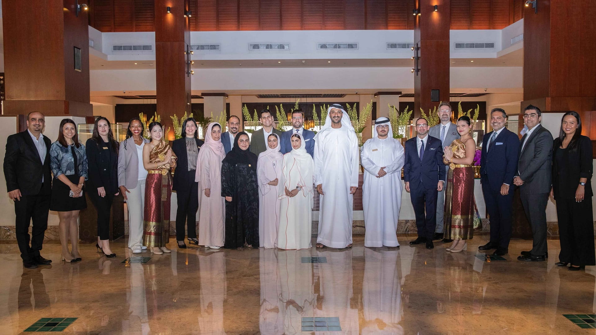 عبد الله بن طوق يبحث سبل تطوير القدرات البشرية في أنشطة الضيافة