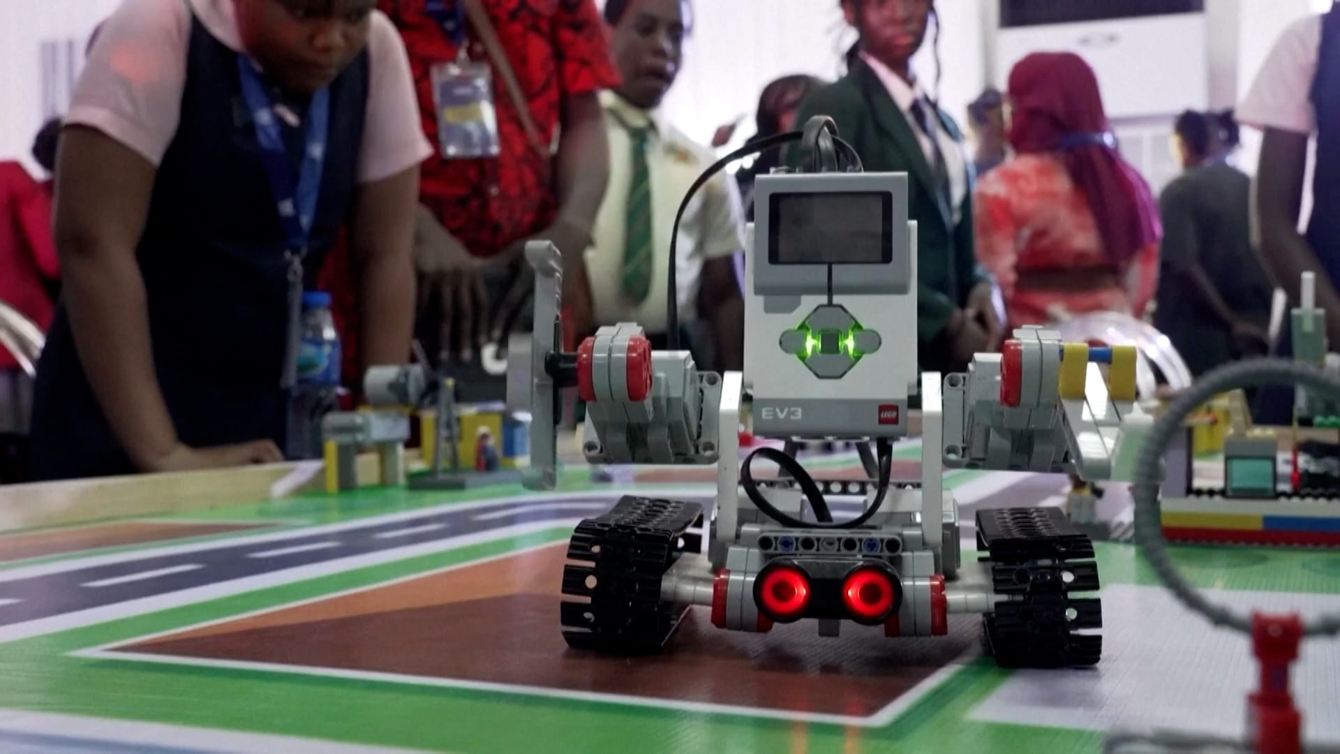 طلاب نيجيريون يبتكرون روبوتات لحل التحديات المحلية