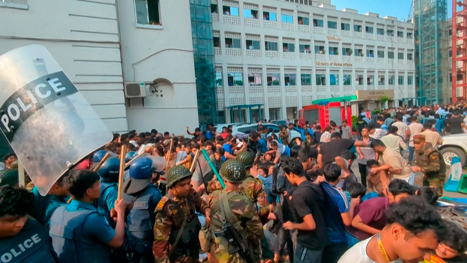 بنغلاديش تشهد احتجاجات طلابية غاضبة بعد تحطم طائرة مميت 