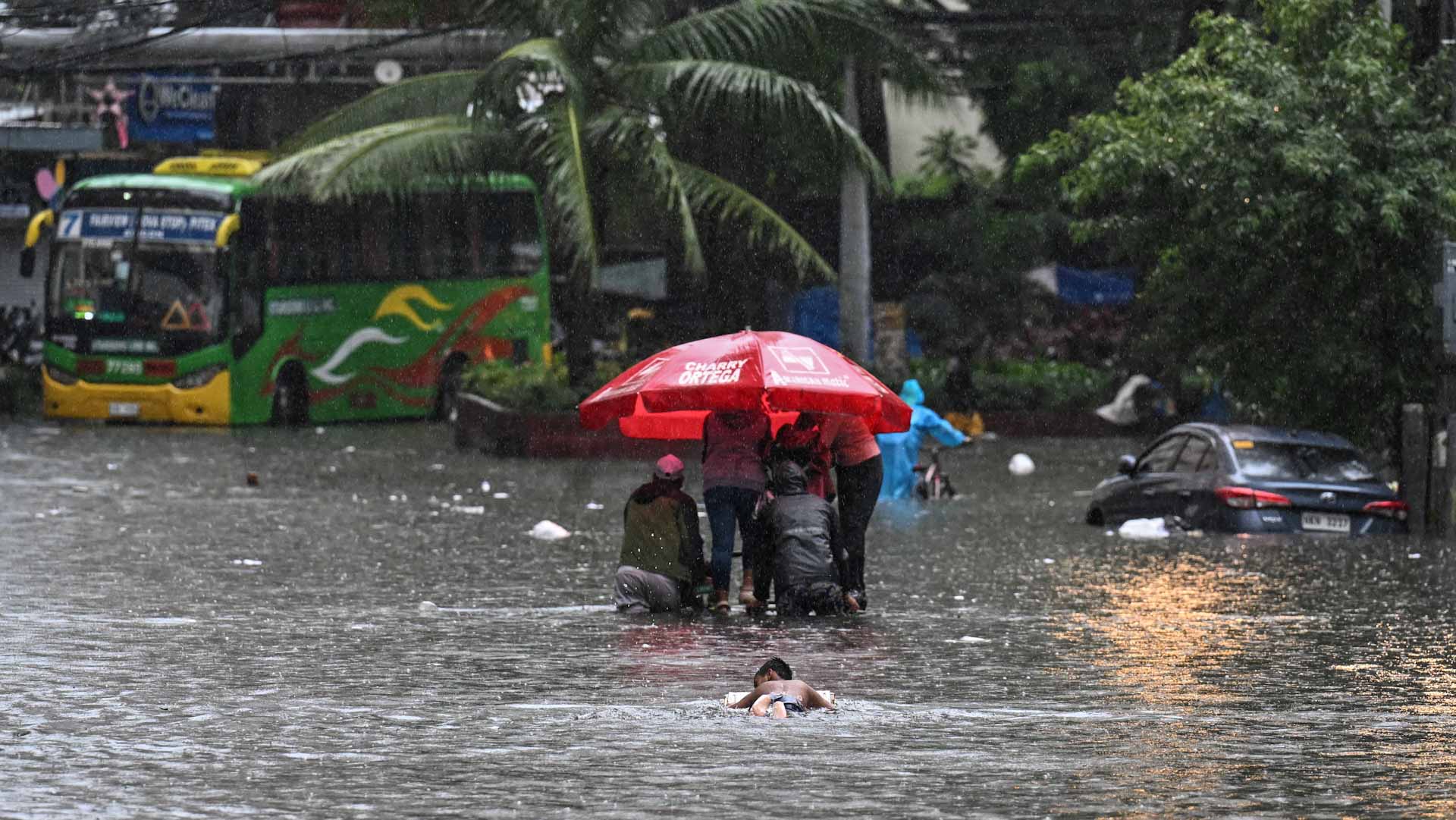 في الفلبين..سيول جارفة تغرق مانيلا وتشل حركتها مجبرة آلاف على النزوح 