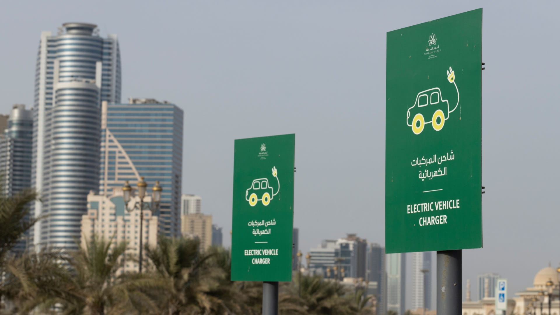 تُنشئ الشارقة عدداً من مشروعات الطاقة المتجددة، أبرزها محطة الطاقة الشمسية الكهروضوئية التي تُعد أكبر محطة طاقة شمسية في الإمارة حتّى الآن.  