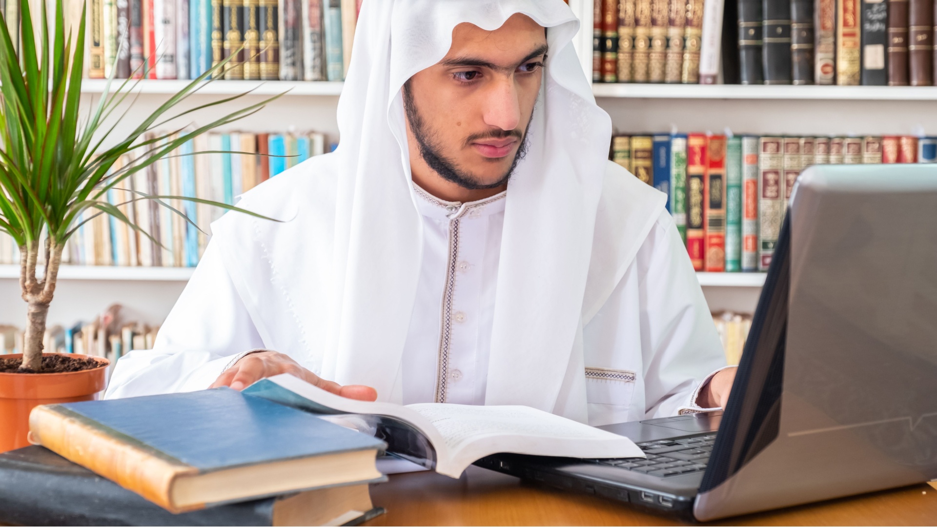 الشارقة تمهد طريق التميز للطلبة عبر برامج الابتعاث والدعم 