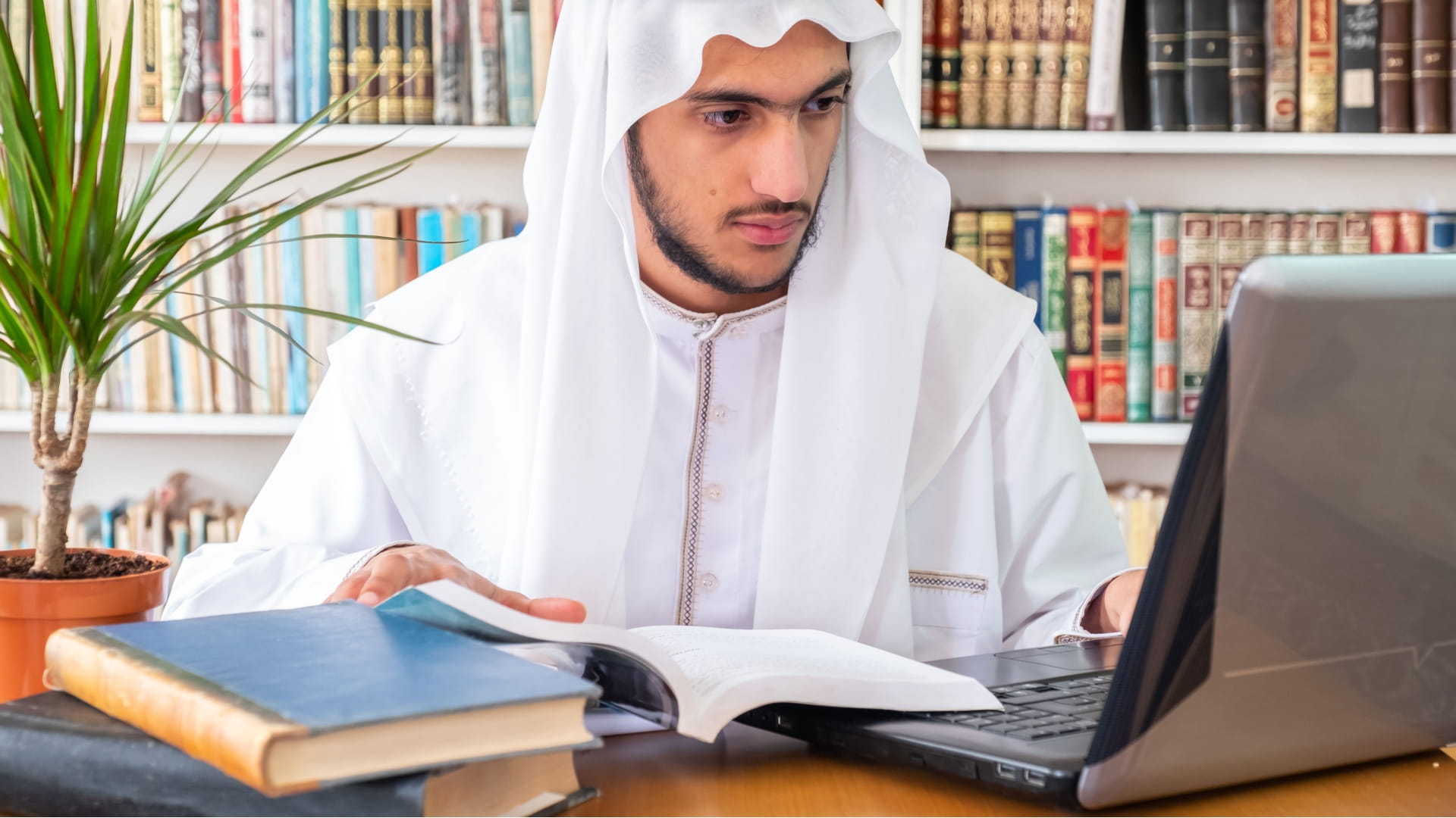 الشارقة تمهد طريق التميز للطلبة عبر برامج الابتعاث والدعم 