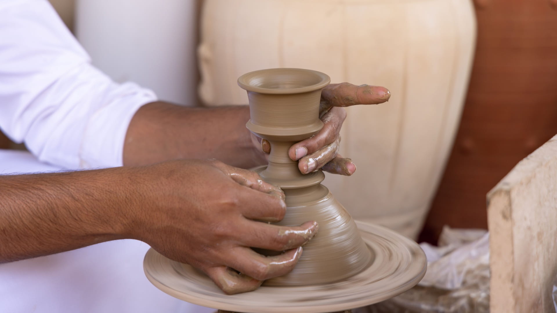 حِرَف الأجداد تتألق في ملتقى الشارقة للحرف التقليدية في كل نسخة 