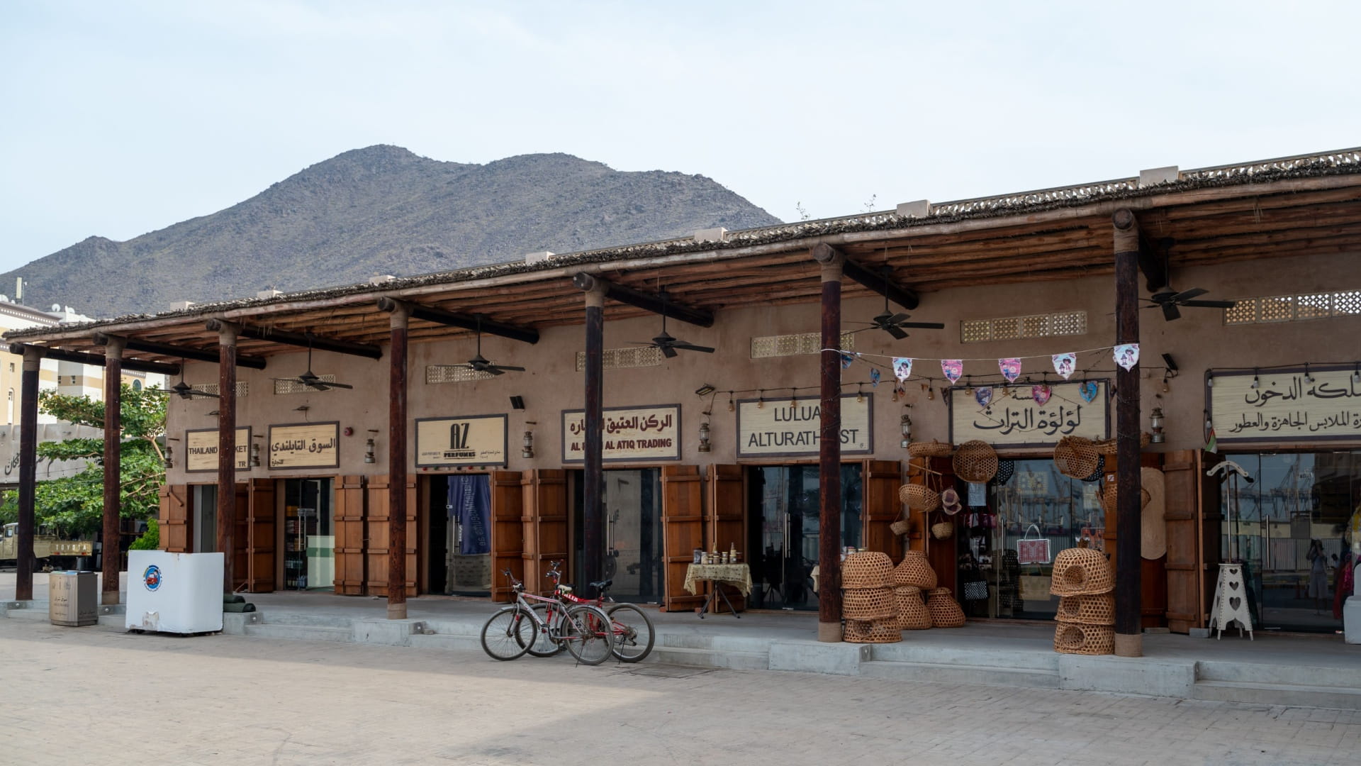 سوق خورفكان القديم ينبض بالمنتجات الشعبية والحرف اليدوية 