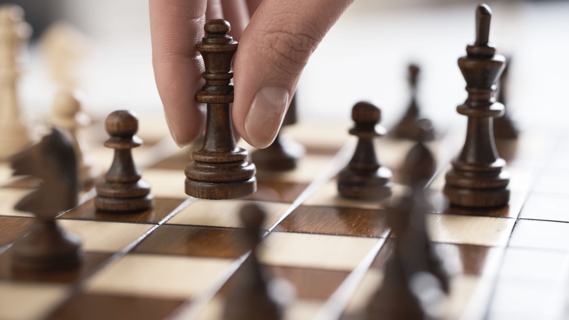 نادي الشطرنج للفتيات في الشارقة يدمج الثقافة بالرياضة الذهنية 