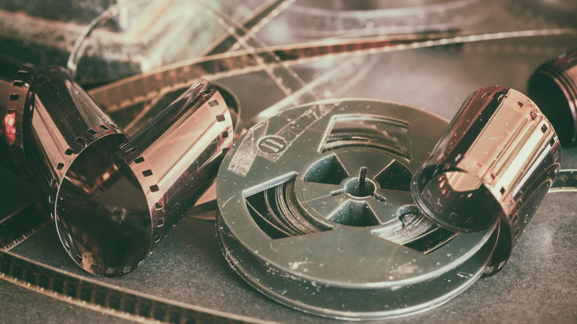 من اللقطة الأولى إلى الشاشة الكبيرة: تاريخ السينما في الشارقة 