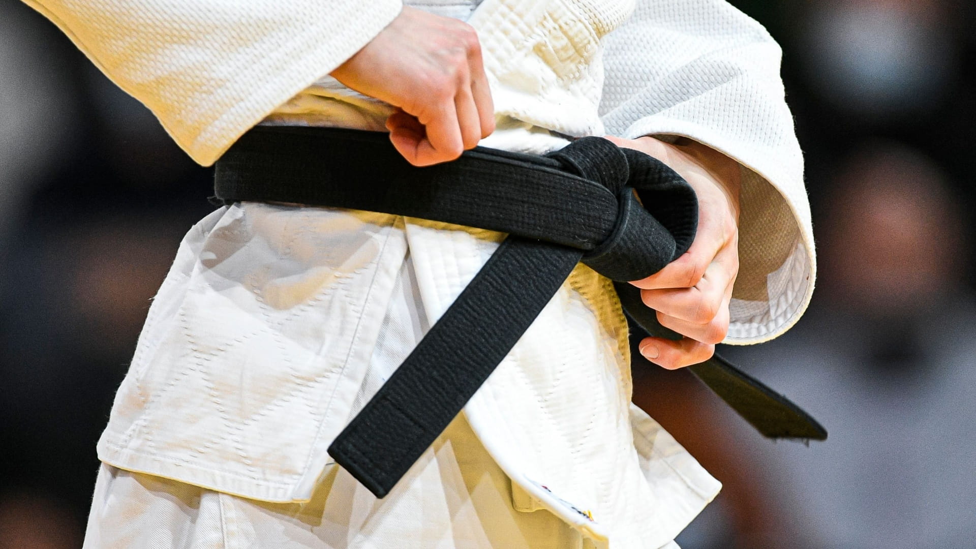 نادي الشارقة لرياضات الدفاع عن النفس ينمّي مهارات الشباب 