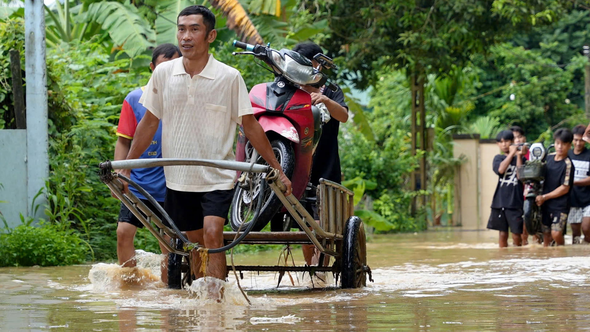 العاصفة "ويفا" تعزل قرى في وسط فيتنام
