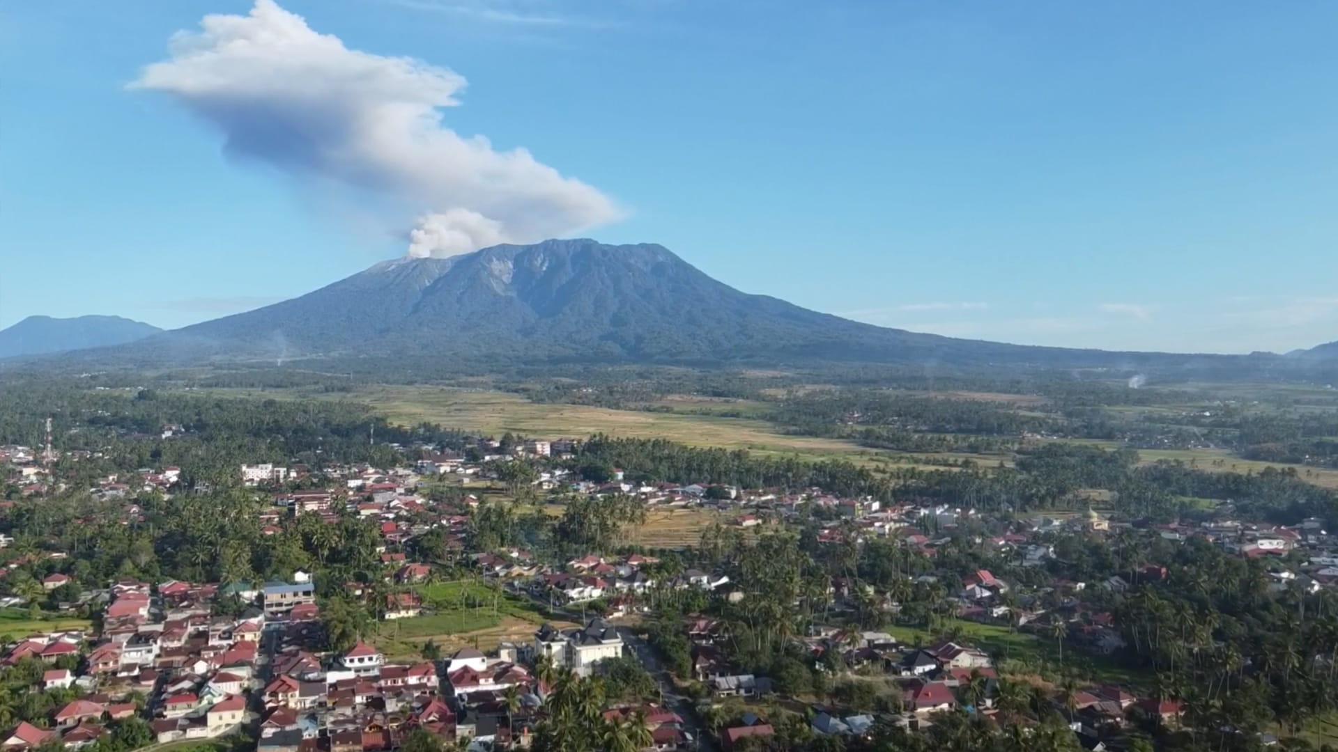 بركان ميرابي في إندونيسيا يثور قاذفاً رماداً على ارتفاع 1.6 كلم 