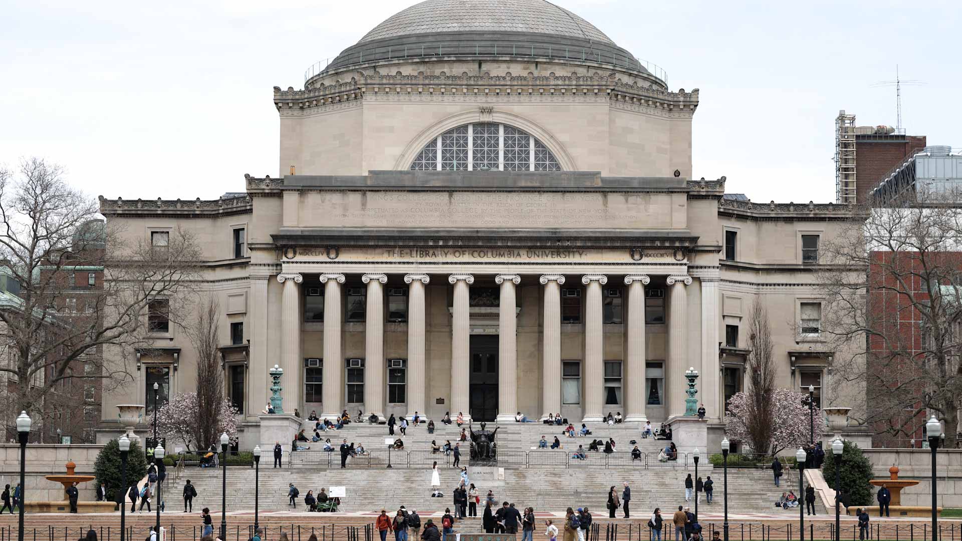 جامعة كولومبيا تذعن لترامب وتفرض عقوبات ضد طلاب مؤيدين للفلسطينيين 