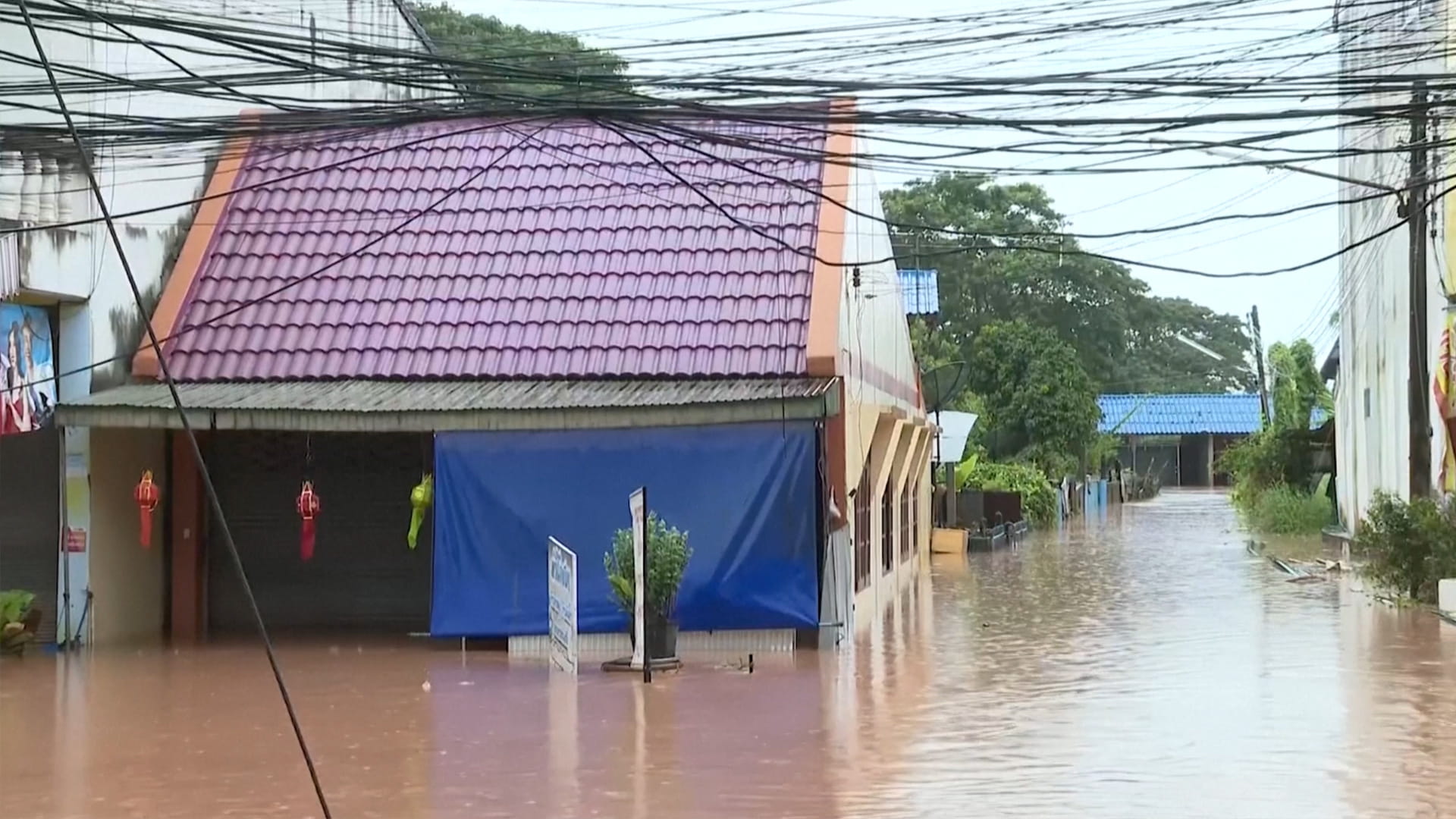 فيضانات عارمة تجتاح شمال تايلاند بعد أمطار غزيرة حملتها العاصفة "ويفا"