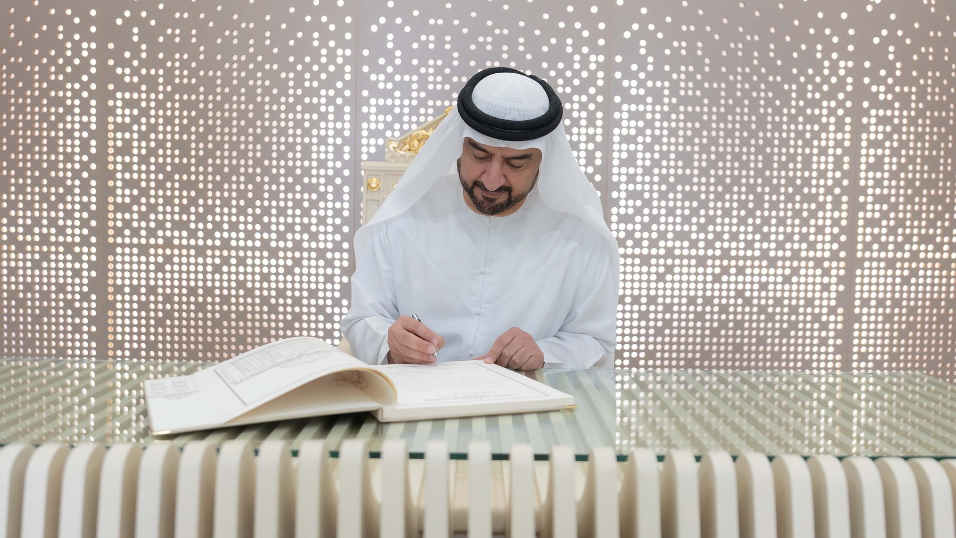 عبد الله بن سالم يطلع على جهود وإنجازات إدارة عمليات شرطة الشارقة