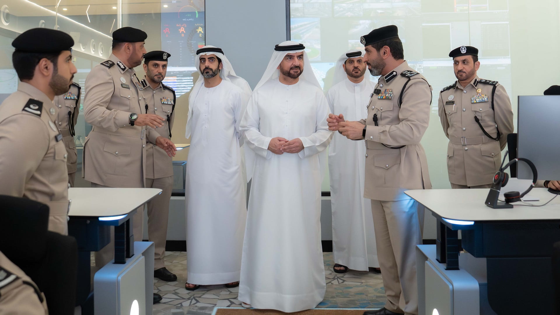 عبد الله بن سالم يطلع على جهود وإنجازات إدارة عمليات شرطة الشارقة
