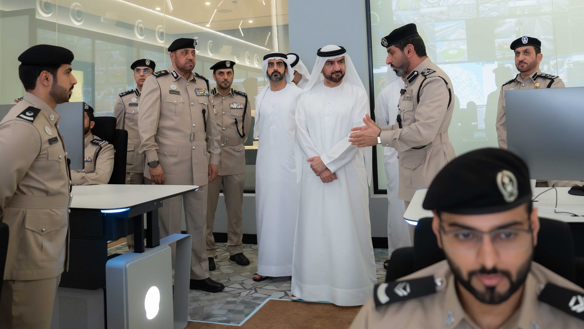 عبد الله بن سالم يطلع على جهود وإنجازات إدارة عمليات شرطة الشارقة