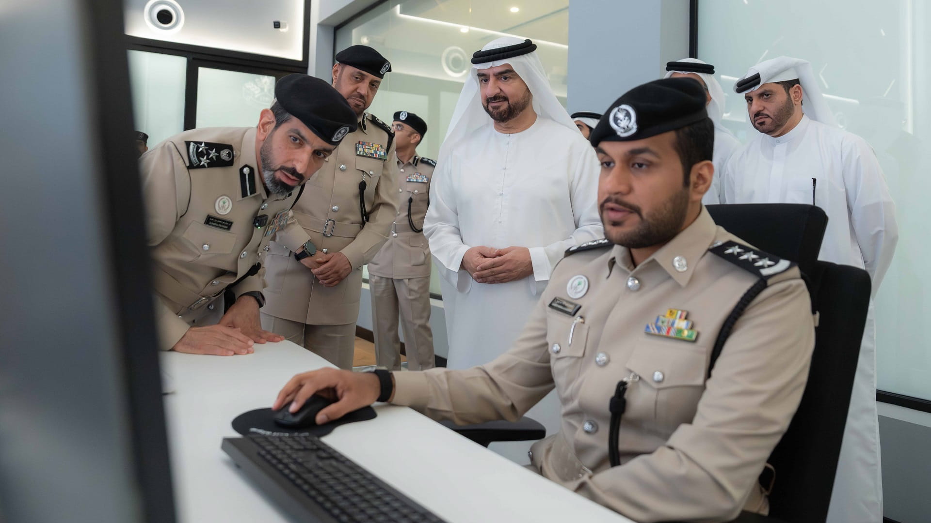 عبد الله بن سالم يطلع على جهود وإنجازات إدارة عمليات شرطة الشارقة