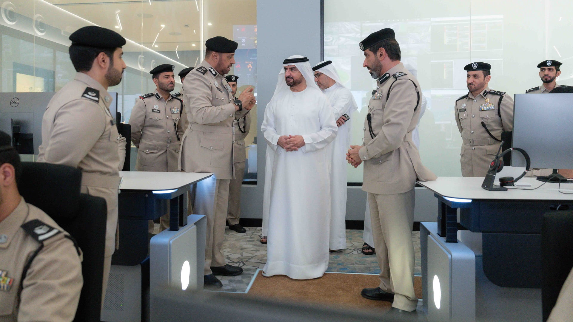 عبد الله بن سالم يطلع على جهود وإنجازات إدارة عمليات شرطة الشارقة