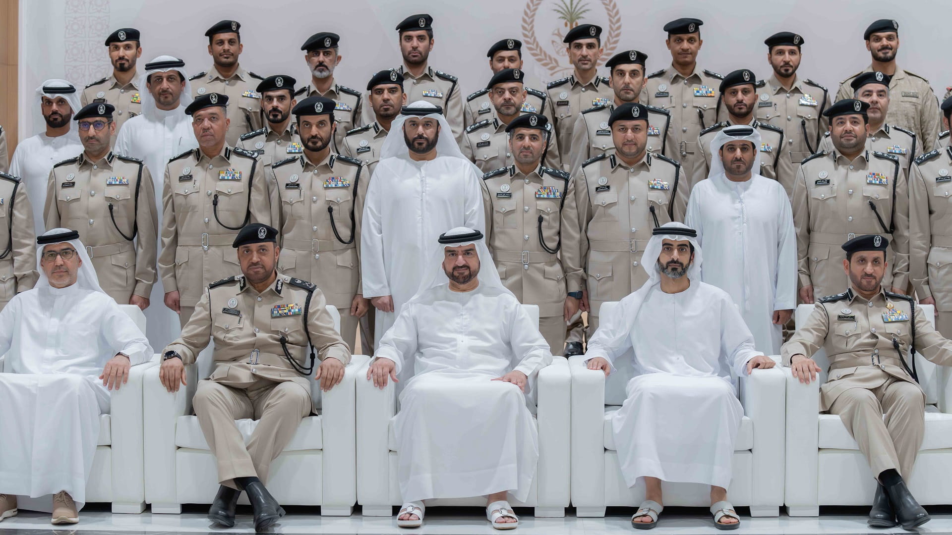 عبد الله بن سالم يطلع على جهود وإنجازات إدارة عمليات شرطة الشارقة