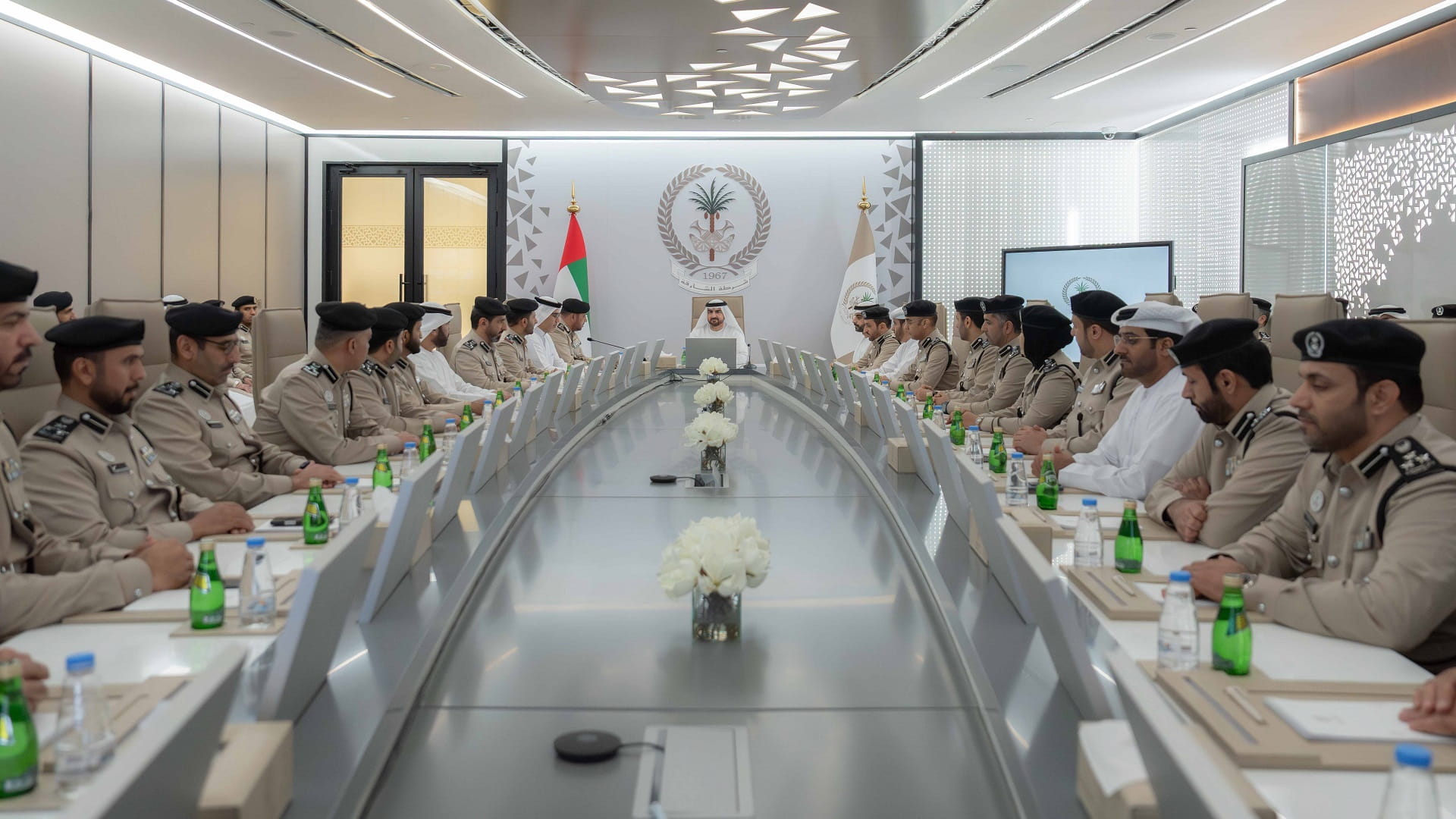 عبد الله بن سالم يطلع على جهود وإنجازات إدارة عمليات شرطة الشارقة