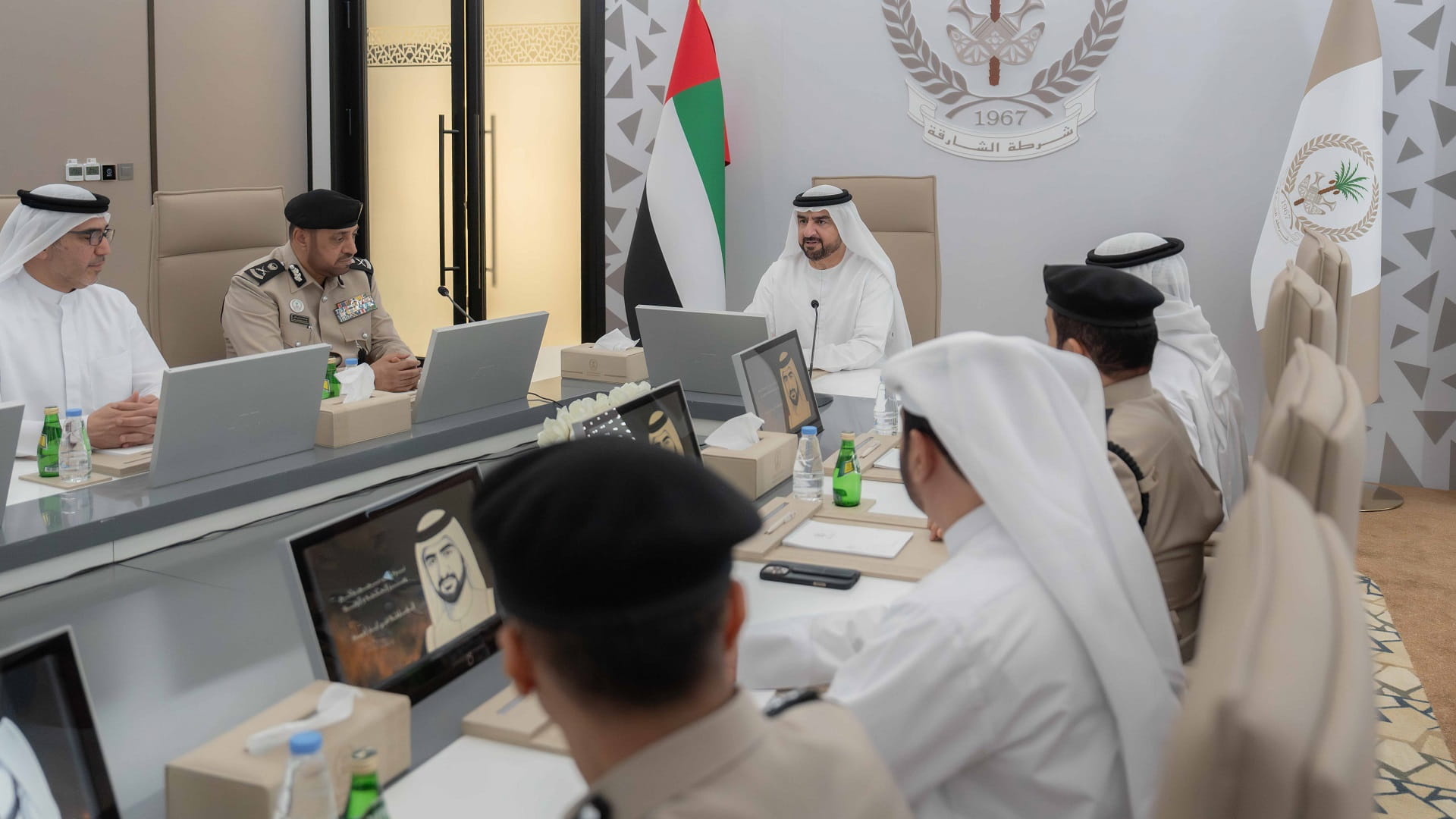 عبد الله بن سالم يطلع على جهود وإنجازات إدارة عمليات شرطة الشارقة