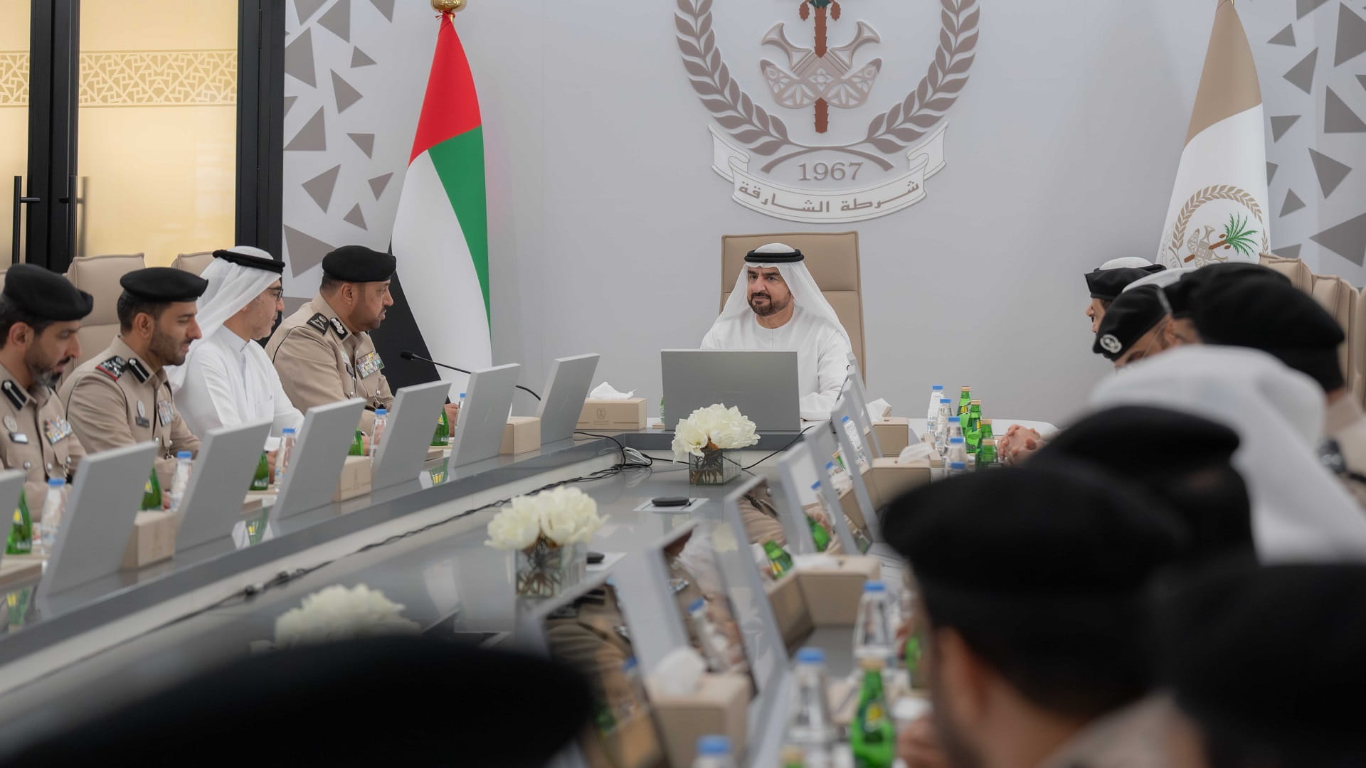 عبد الله بن سالم يطلع على جهود وإنجازات إدارة عمليات شرطة الشارقة