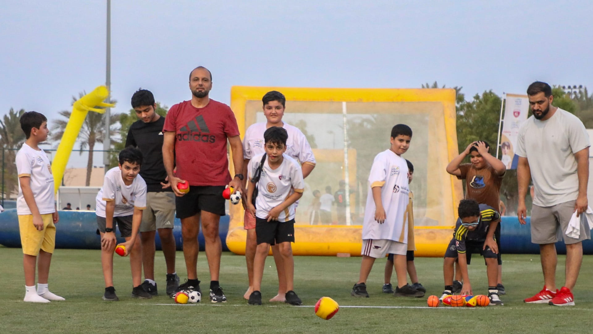 نادي الحمرية يجمع منتسبي نشاطه الصيفي وعائلاتهم بـ"تحدي العائلات" 