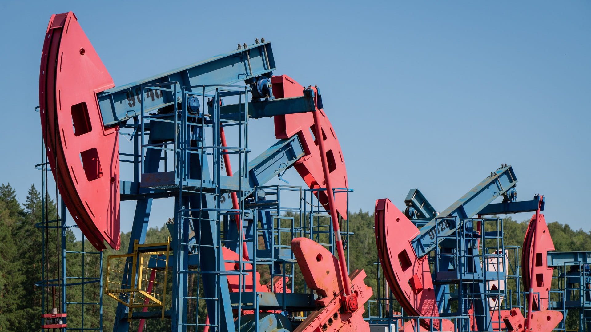 النفط يصعد بدعم تفاؤل حول اتفاق تجاري وتراجع المخزونات الأميركية 