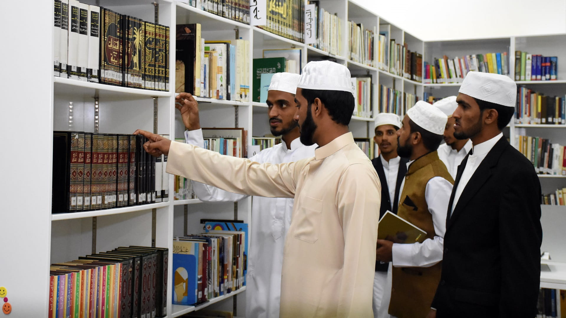 مكتبة المنتدى الإسلامي بالشارقة ترسّخ مكانتها كمركز إقليمي لعلوم القرآن 